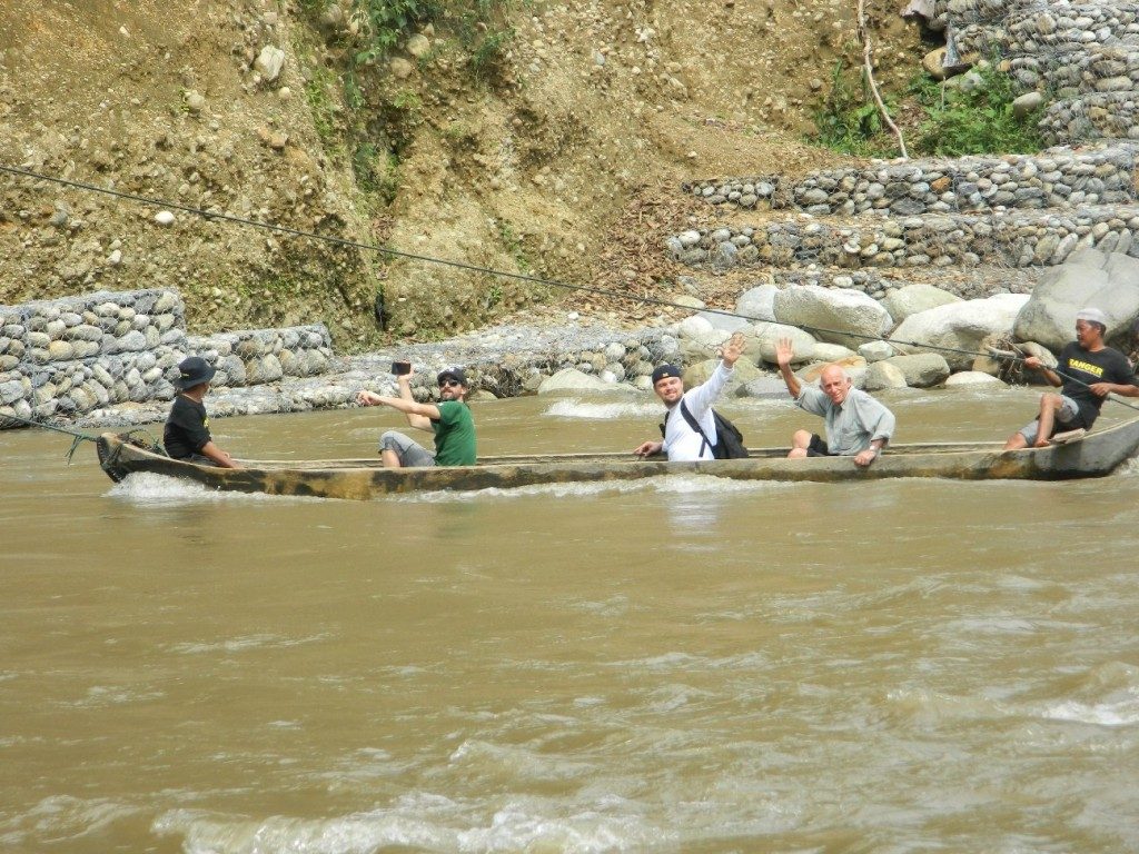 Adrien Brody (kedua dari kiri), Leonardo DiCaprio (tengah) menyebrangi sungai alas. Foto dari gunungleuser.or.id
 
