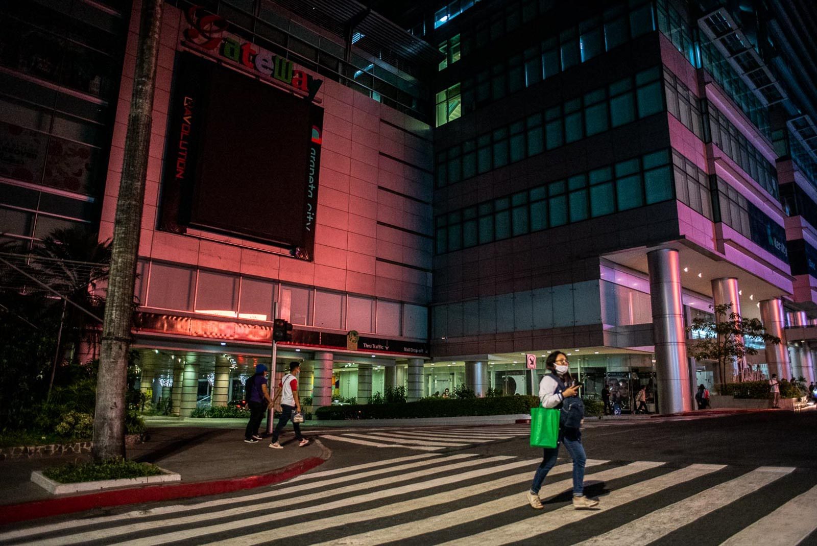 GHOST TOWN. An almost lifeless Araneta Center in Cubao, Quezon City hours after the government enforces an Enhanced Community Quarantine on March 17, 2020. Photo by Lisa Marie David/Rappler 