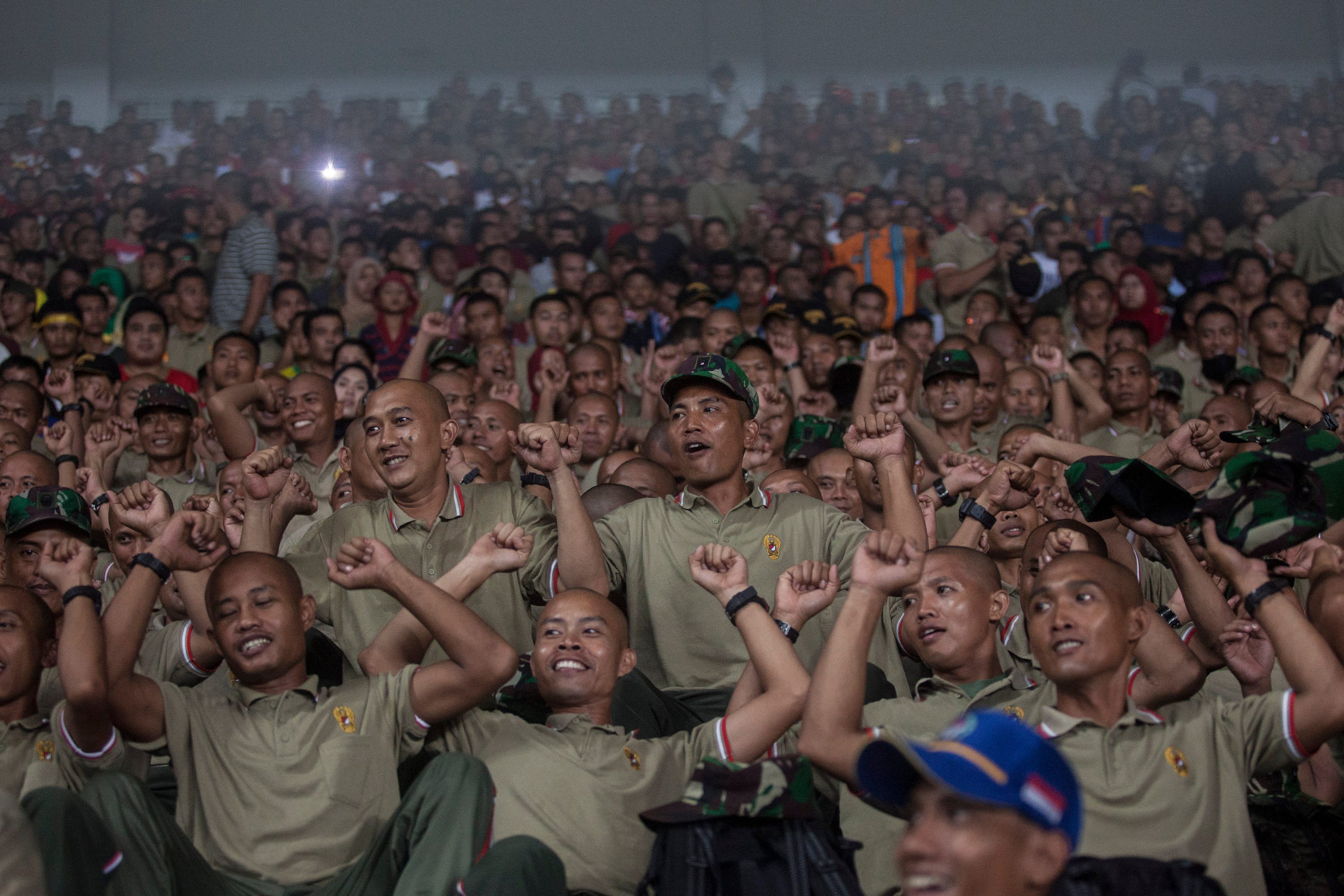 Sejumlah prajurit TNI meneriakkan yel-yel saat pertandingan final sepak bola Piala Jenderal Sudirman antara Semen Padang melawan Mitra Kukar di Stadion Gelora Bung Karno. Foto oleh Muhammad Adimaja/Antara
 