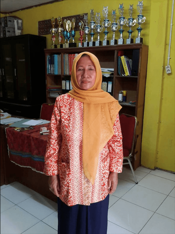 Ibu guru Tatik, guru paling senior di SDN Sumur Batu 02 Bantar Gebang, saat ditemui Rappler di sekolahnya pada 4 Mei 2017. Foto oleh Uni Lubis/Rappler 