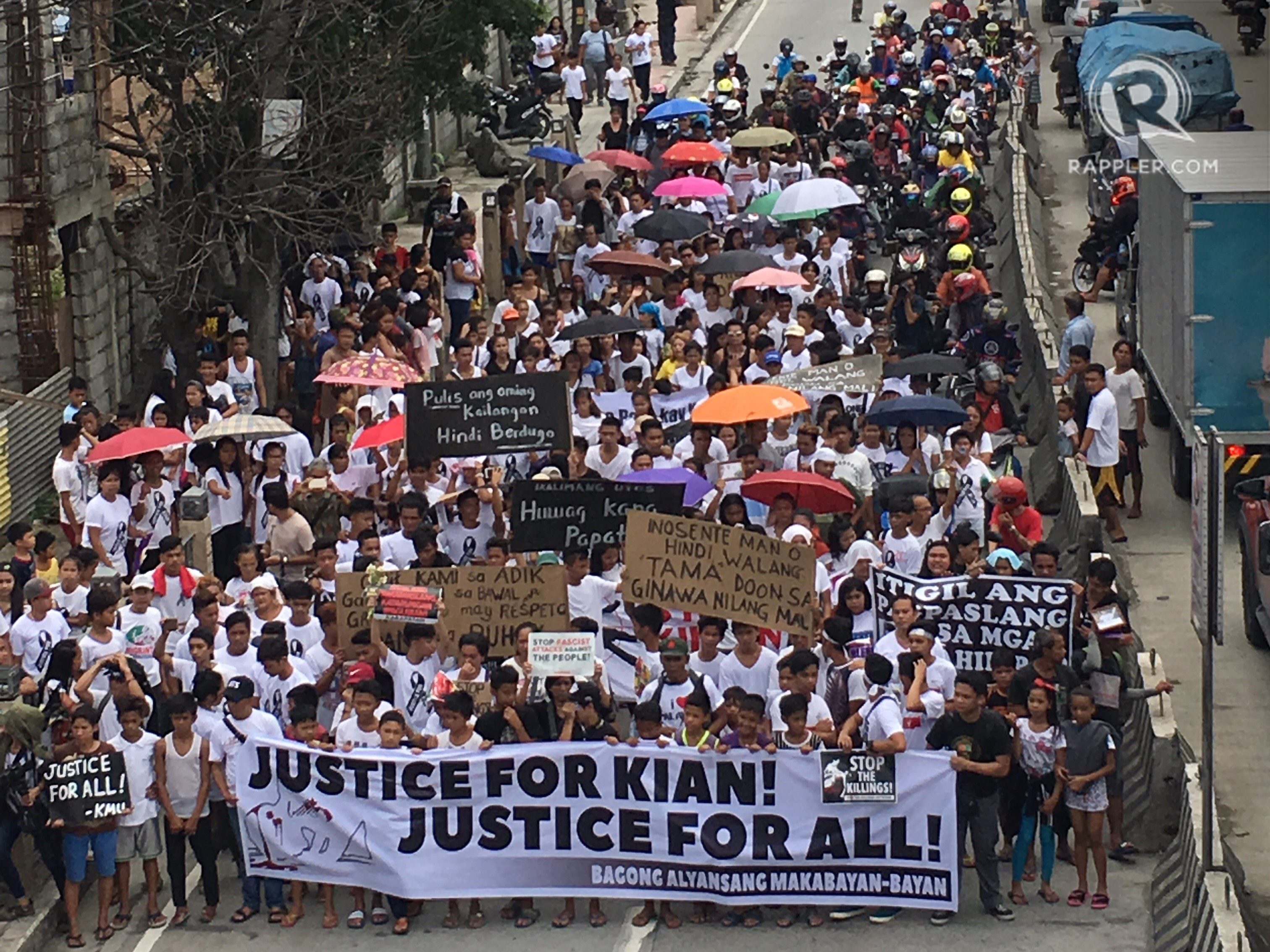 MARCH FOR JUSTICE. People in the funeral procession for Kian delos Santos hold up banners demanding justice for the slain teenager. Photo by Eloisa Lopez/Rappler 
