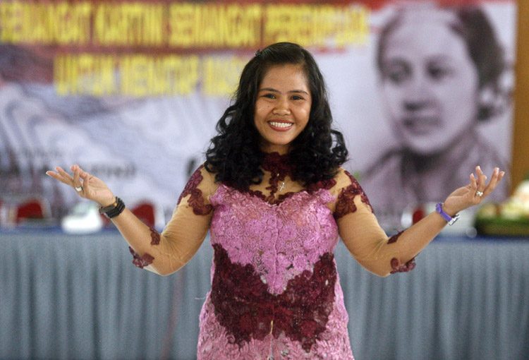 SAVED FROM DEATH. Filipino death-row prisoner Mary Jane Veloso, wearing an Indonesian traditional costume, poses during a fashion show to mark Indonesian woman's emancipation Kartini day at Wirogunan prison in Yogyakarta, Indonesia on April 21, 2015. File photo by Bimo Satrio/EPA  