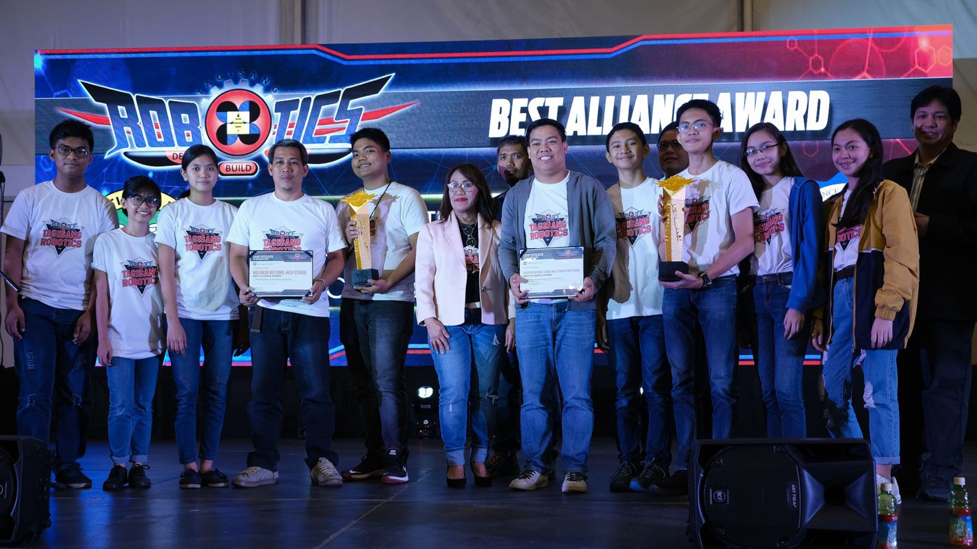 The duo of Malabon National High School and Caloocan National Science High School emerged as the Best Alliance after the best-to-two final round against the pairing of Makati Science HS and Valenzuela School of Math and Science. Photo courtesy of DOST-Science Education Institute 