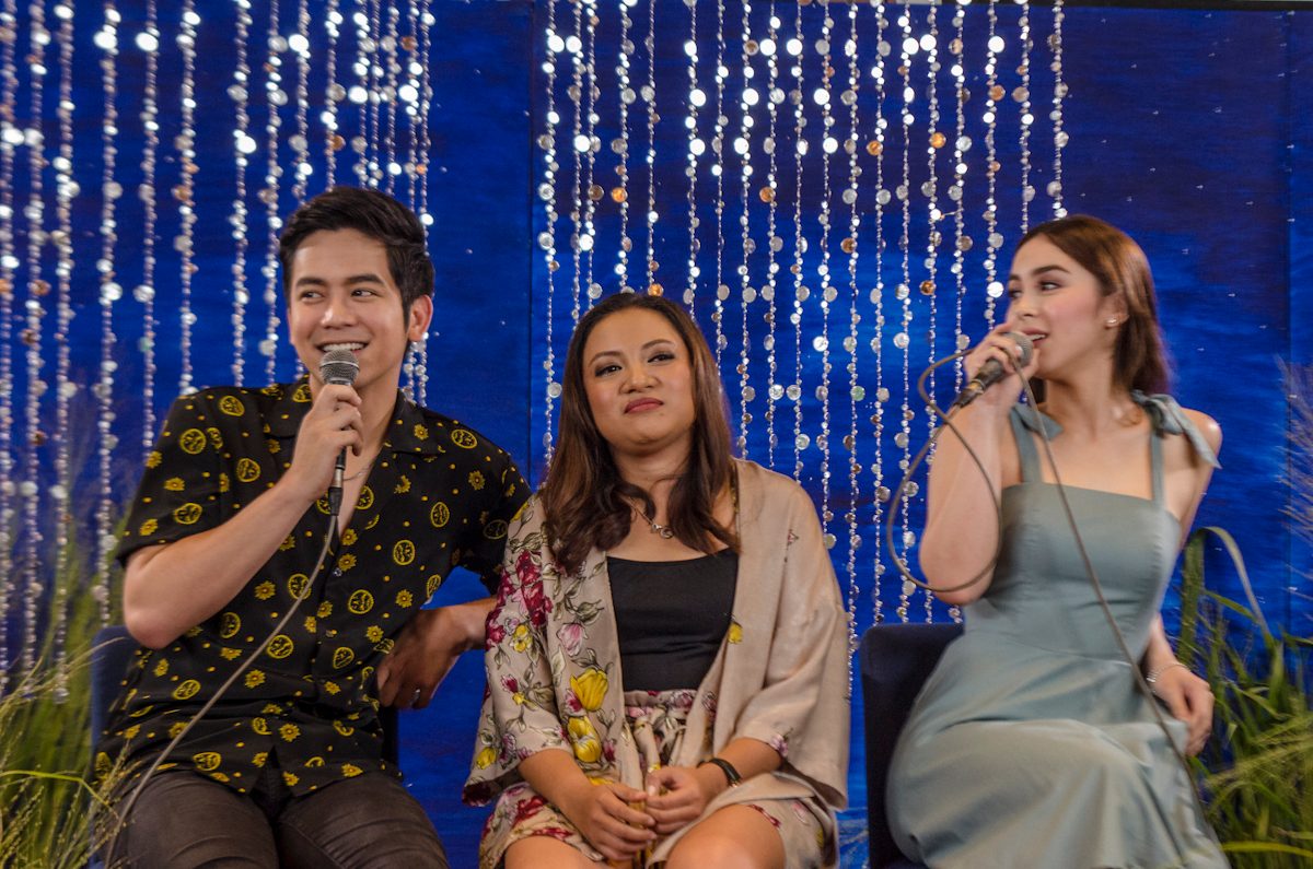 STARS AND DIRECTOR. Julia and Joshua with director Antoinette Jadaone during the press conference of 'Love You To the Stars and Back.' Photo by Rob Reyes/Rappler  