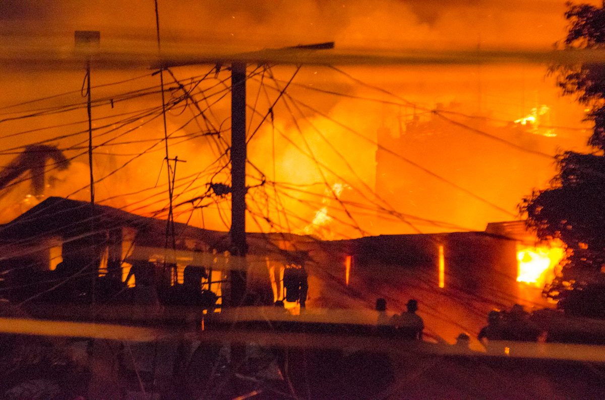 Massive fire hits residential area in Mandaluyong