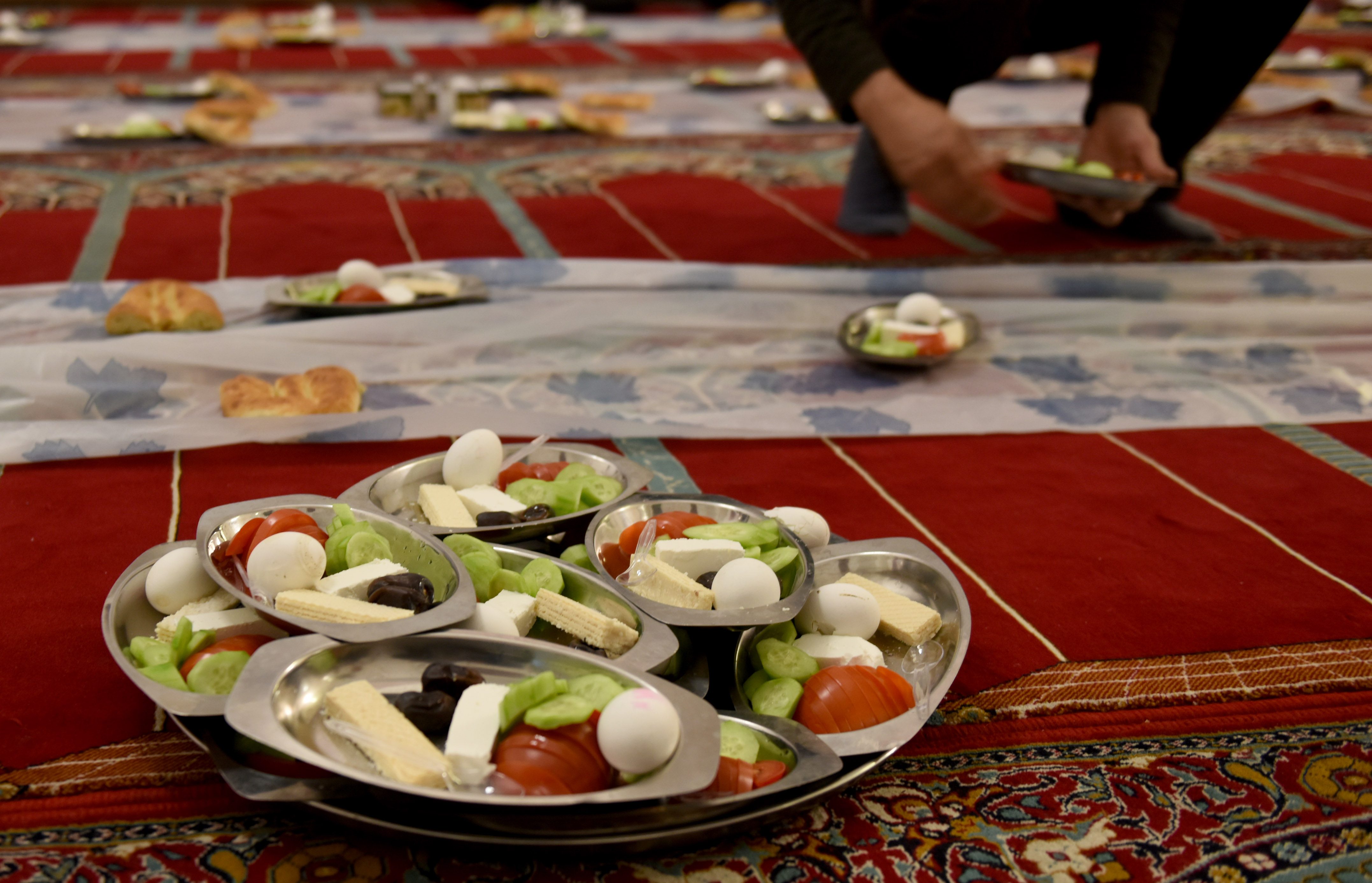 Pengurus masjid mempersiapkan makanan untuk berbuka puasa Ramadan. Foto oleh Hermanus Prihatna/Antara 