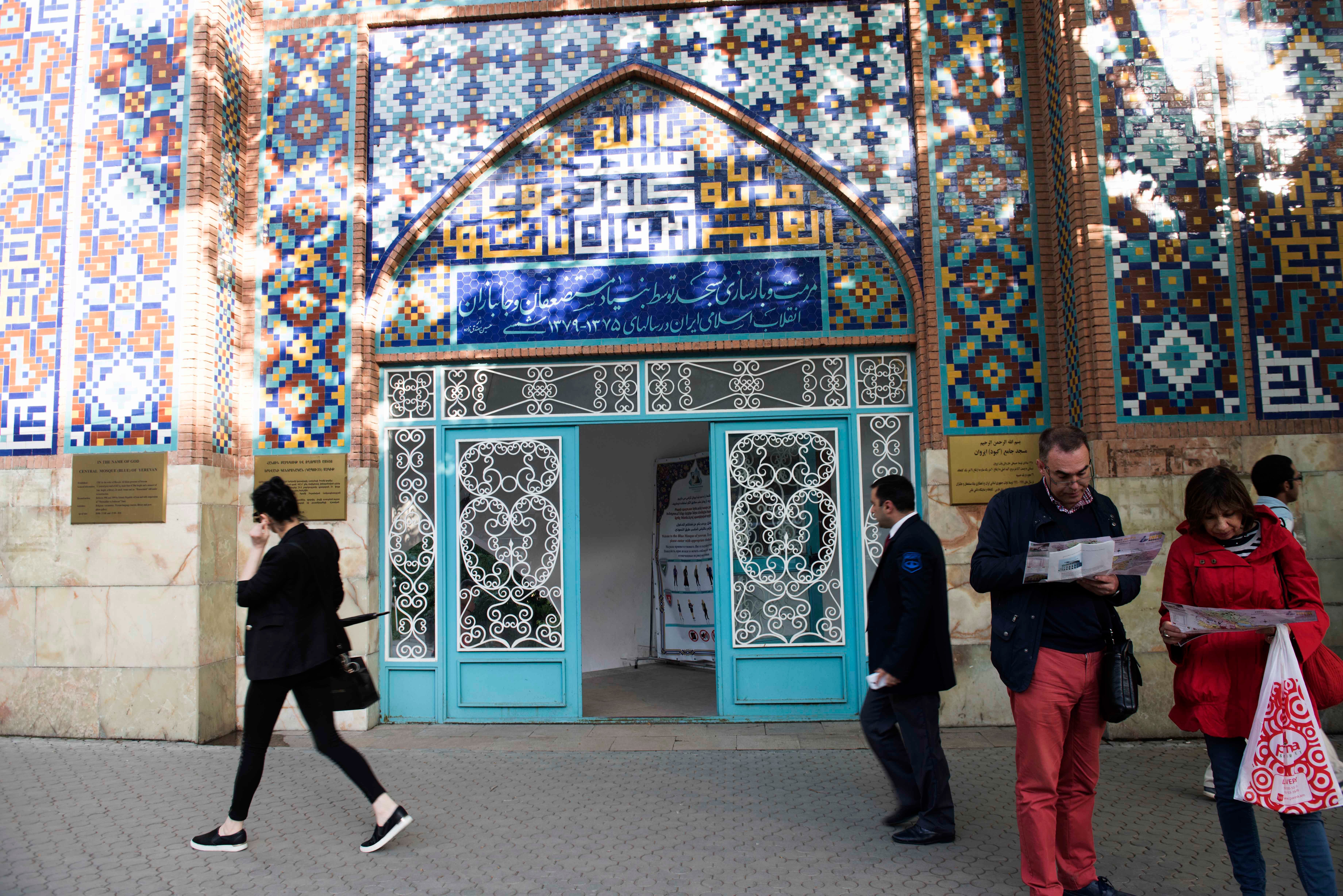 Pintu masuk Blue Mosque of Yerevan yang berdiri di tepi jalan Mashtots Avenue, Yerevan. Foto oleh Hermanus Prihatna/Antara 