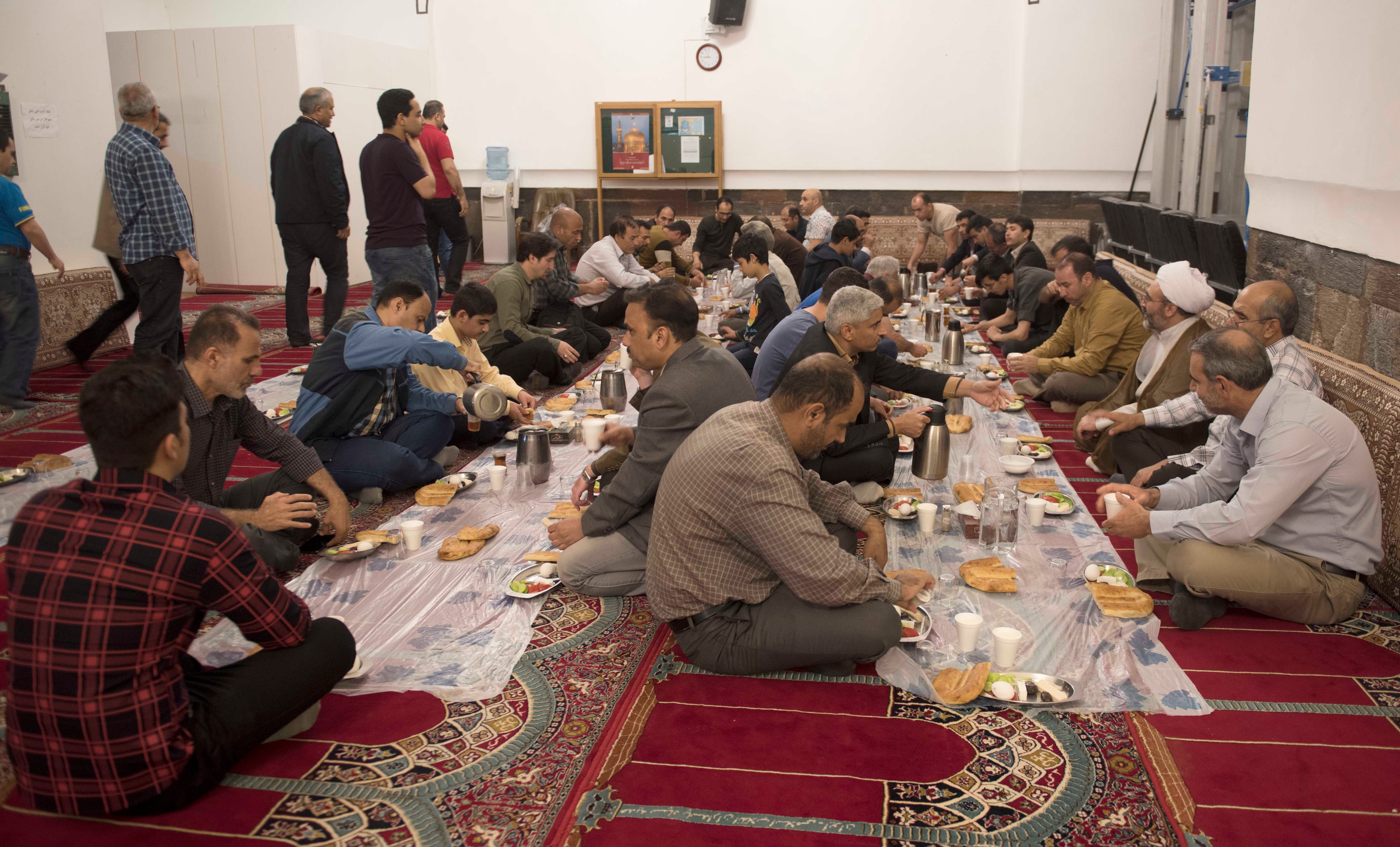 Jemaah berbuka puasa Ramadan di Blue Mosque of Yerevan. Foto oleh Hermanus Prihatna/Antara 