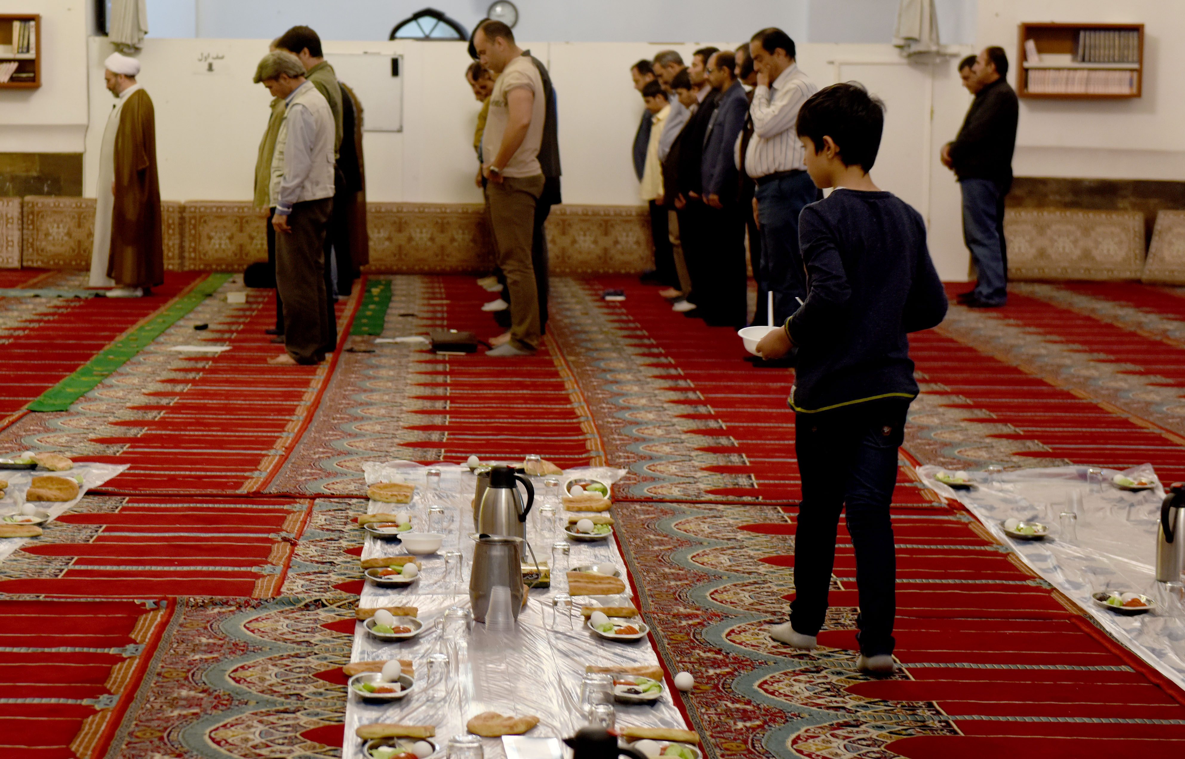 Jemaah menunaikan salat Magrib pada bulan Ramadan di Blue Mosque of Yerevan. Foto oleh Hermanus Prihatna/Antara  