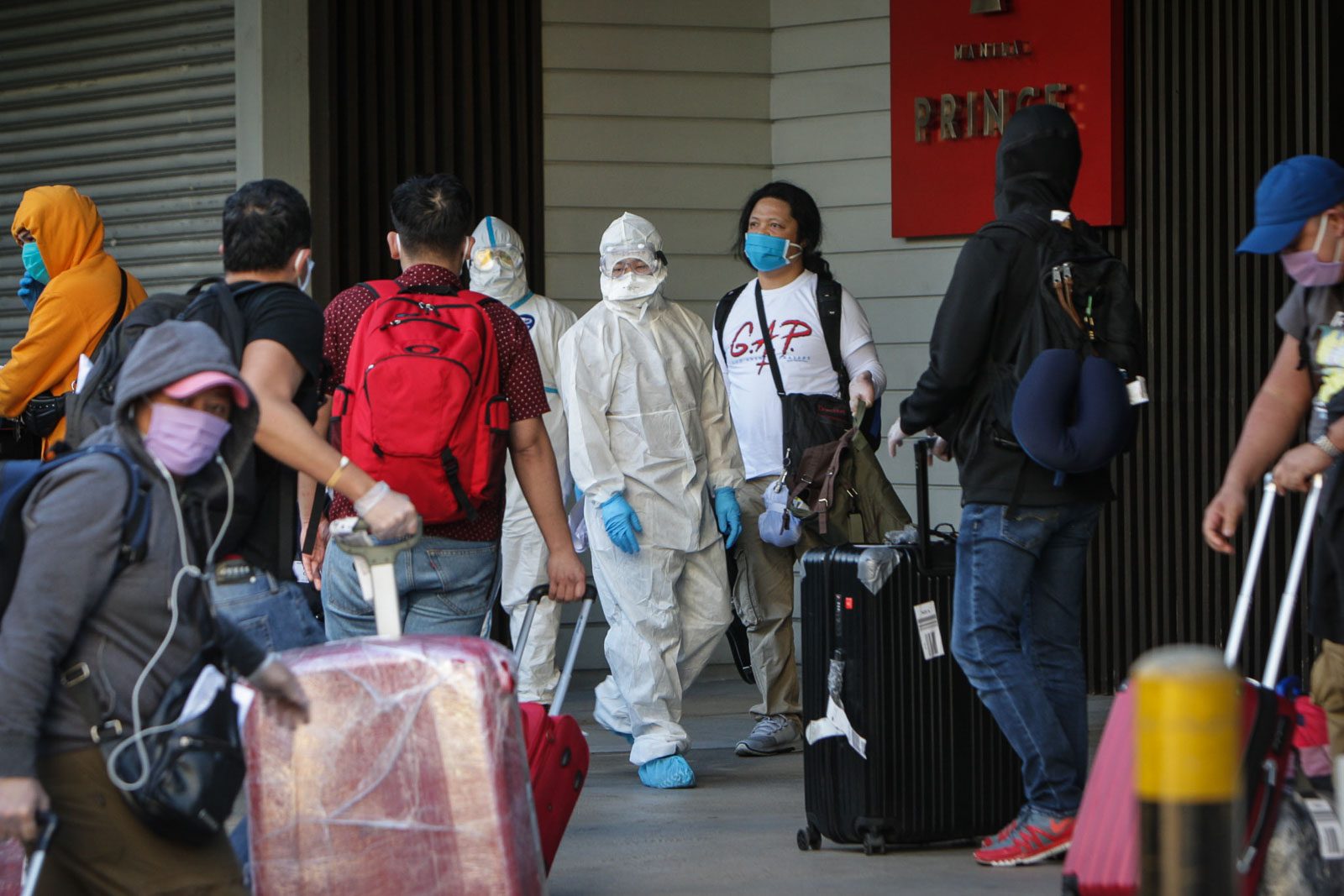 QUARANTINE. A quarantine team from DOH assists repatriated OFWs from different countries into a hotel-turned isolation facility in Manila. File photo by Ben Nabong/Rappler  