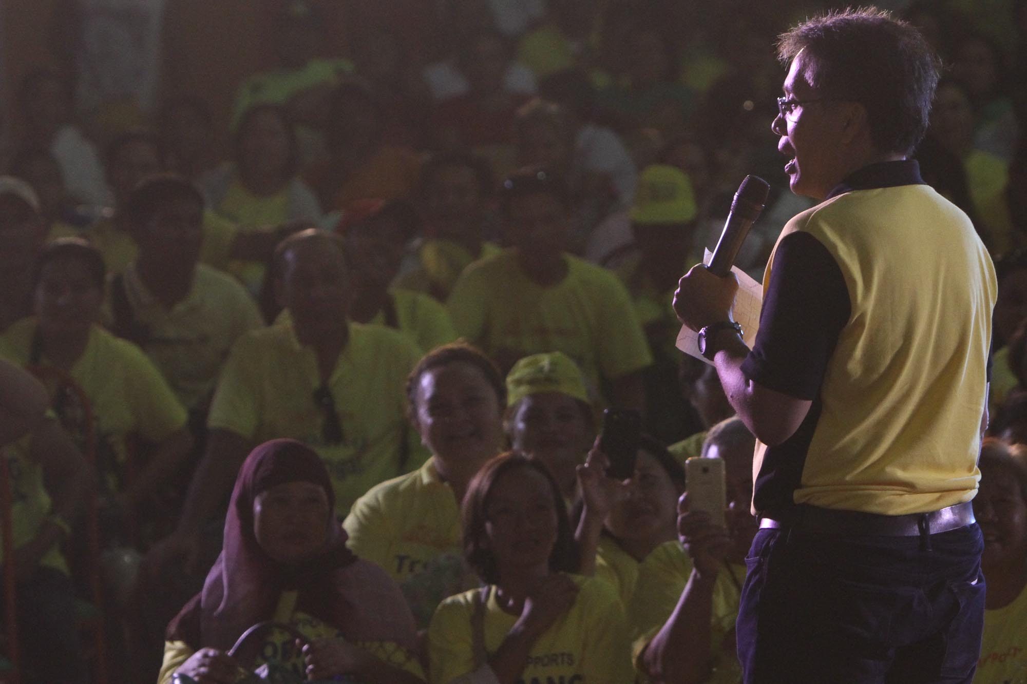 ‘Pambobola,’ says Roxas of Duterte’s anti-crime promise