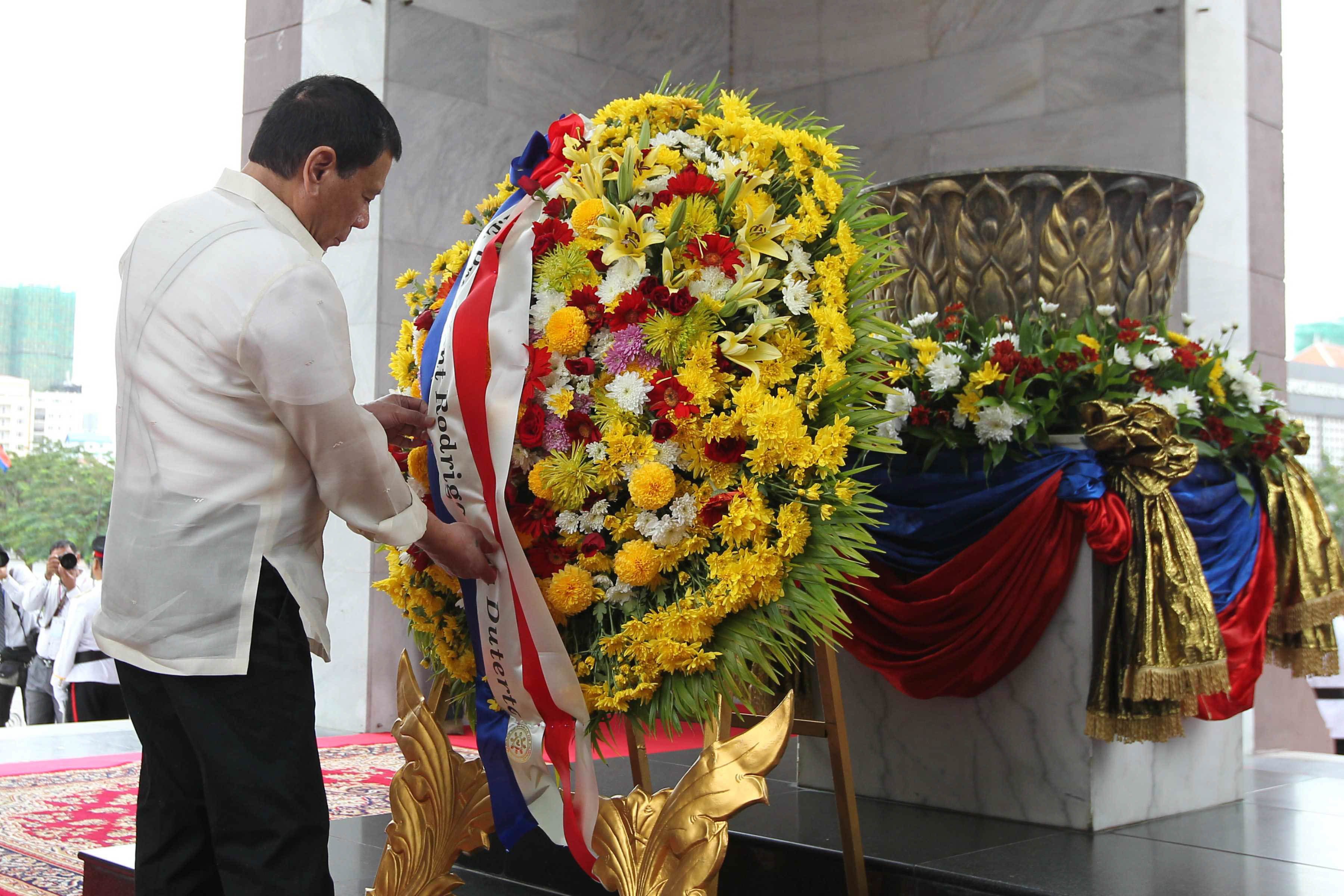 TRIBUTE TO HEROES. President Rodrigo Duterte lays a wreath at the Independence Monument in Cambodia on December 14, 2016 to honor the Cambodians who fought for their country's independence. Photo by Ace Morandante/Presidential Photo  