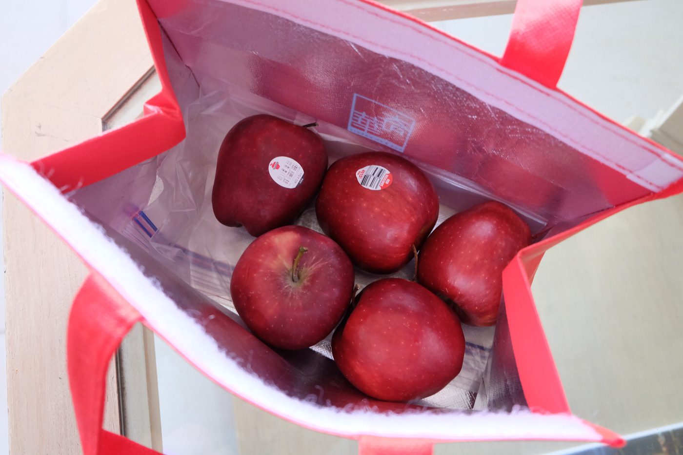 HEALTH IN A BAG. Add as many apples as you like to give your triceps the resistance they need. Photo by Beatrice Go/Rappler 