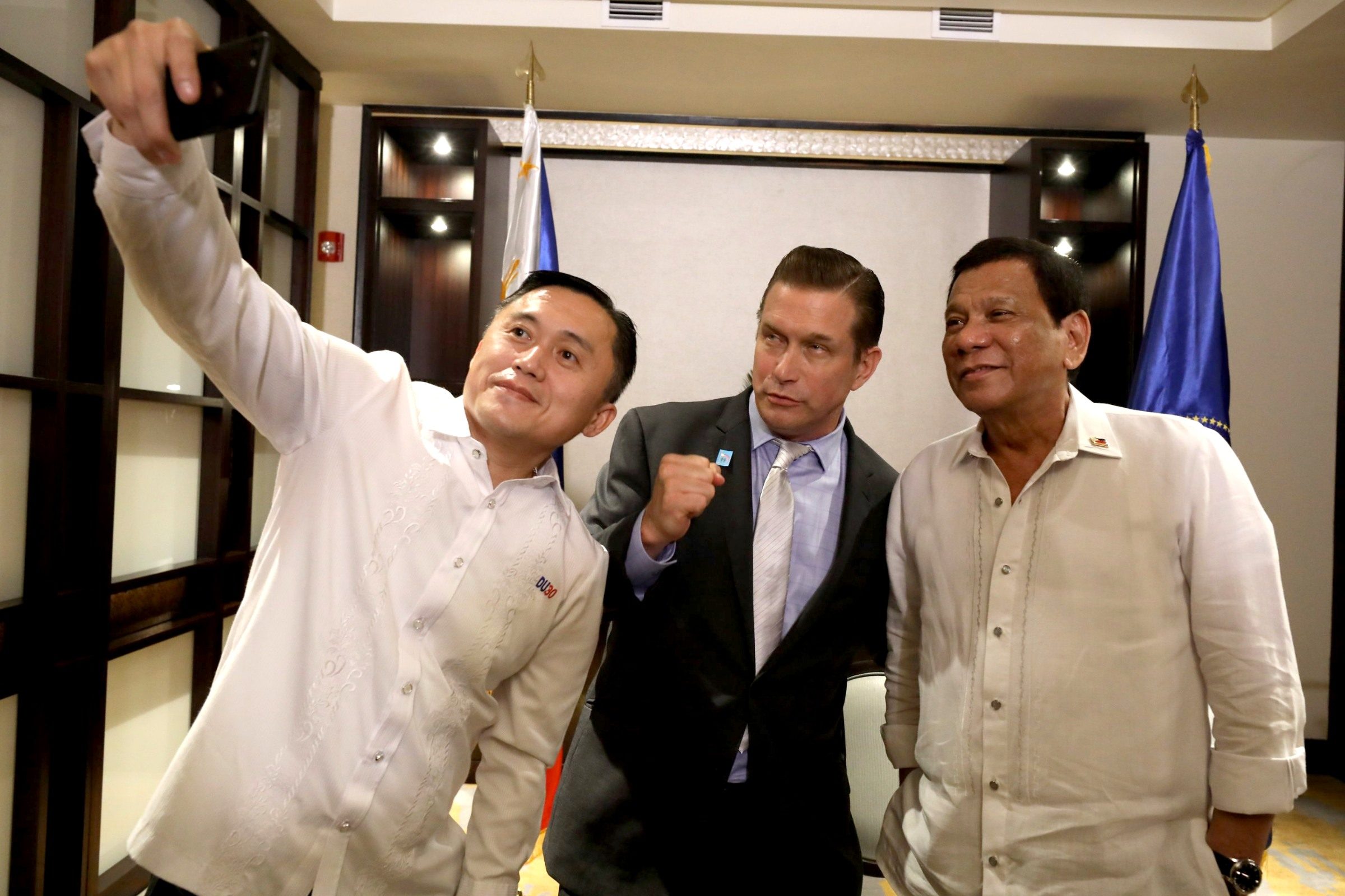 GOVERNMENT AND SHOWBIZ. President Rodrigo Duterte poses for a photo with Hollywood actor Stephen Baldwin, and Special Assistant to the President Bong Go in Taguig City on August 1, 2018. Malacañang photo
  