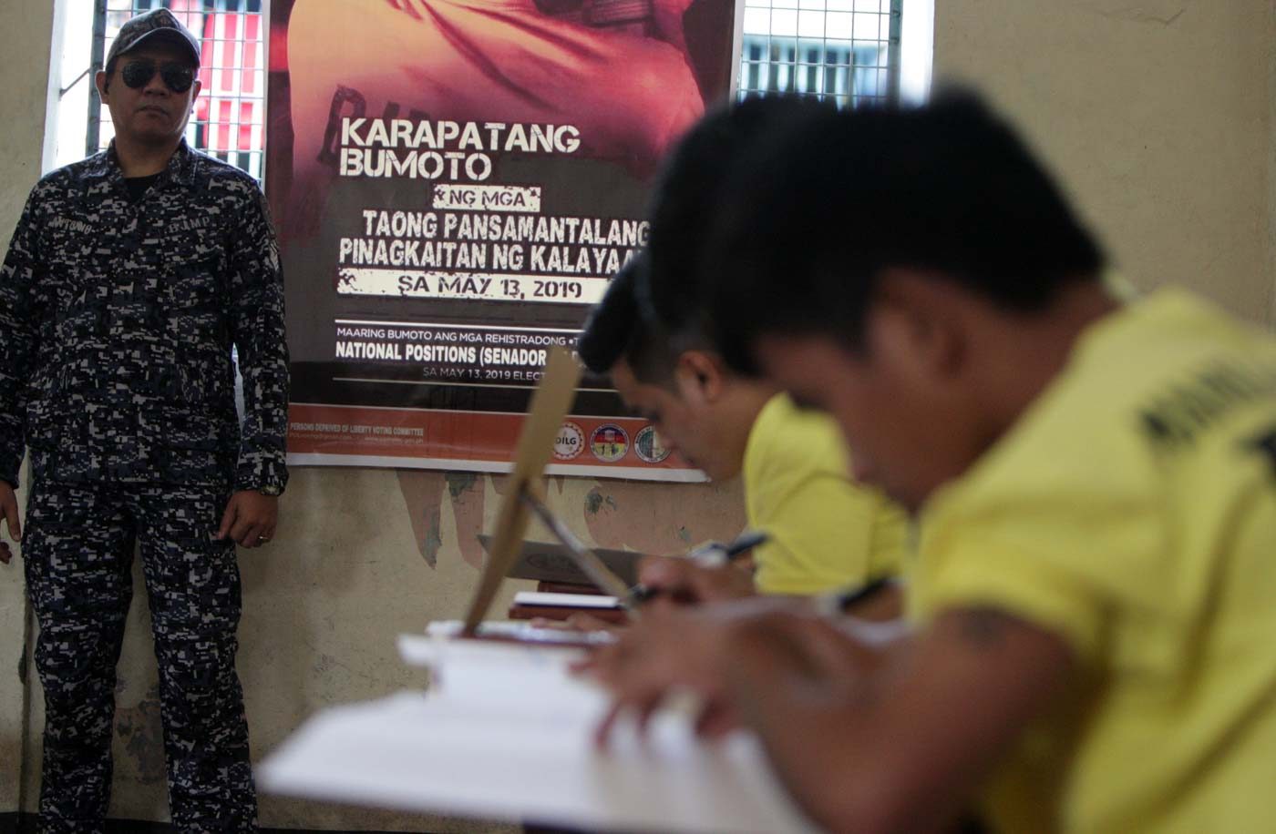VOTING RIGHTS. Inmates at the Manila City Jail exercise their rights of suffrage. Photo by Inoue Jaena/Rappler  