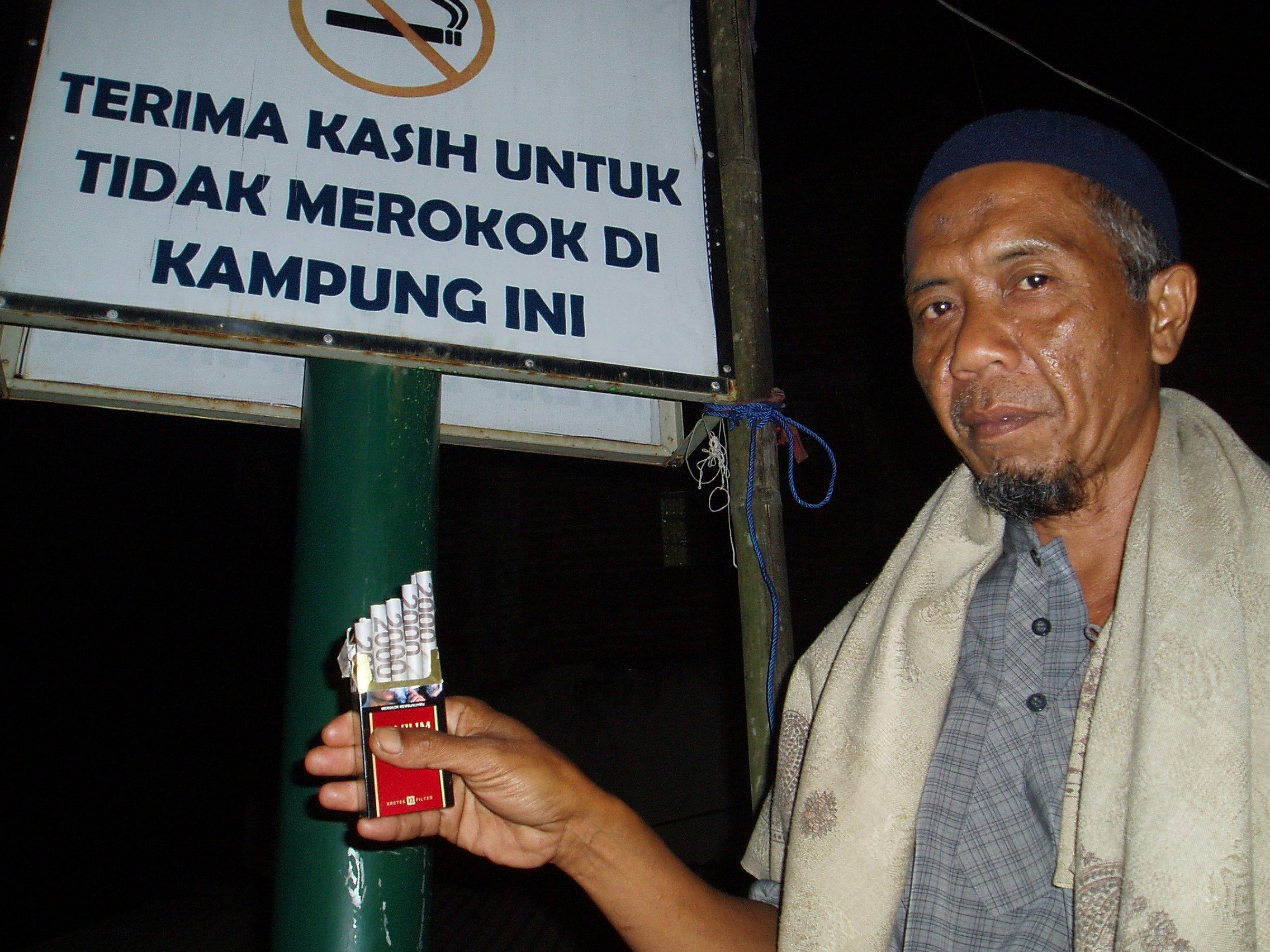 Yang merokok dan berpakaian minim dilarang masuk kampung ini