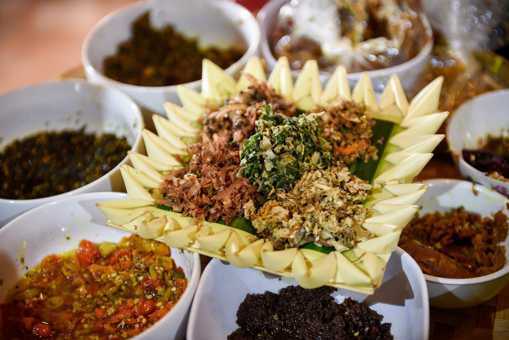 SESAJEN. Lima jenis lawar yang dibuat oleh Gusti Nyoman Darta dijadikan sebagai sesajen. Foto oleh Matt Oldfield/Ubud Food Festival. 