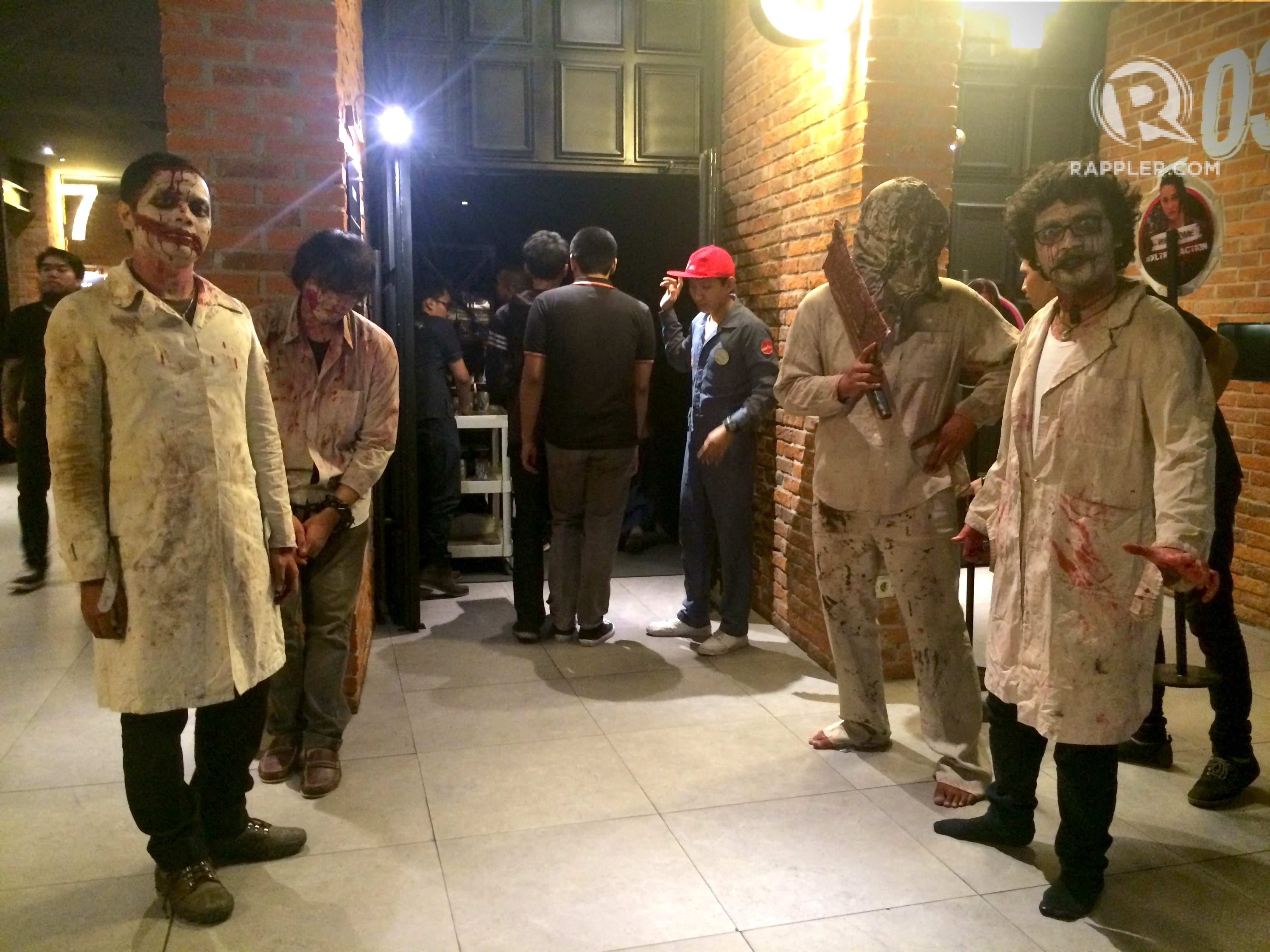 Para "setan" menyambut tamu undangan pemutaran film Tribe Shorties sebelum memasuki ruang teater. Foto oleh Nadia Vetta Hamid/Rappler  