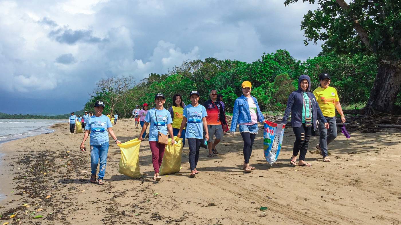 CLEANUP. The Calamianes Eco-Warriors and the community collect a total of 1,180 kilos of plastic trash along the coastline of Barangay Old Busuanga, Busuanga town during the International Coastal Cleanup Day. Photo by Keith Anthony Fabro/Rappler  