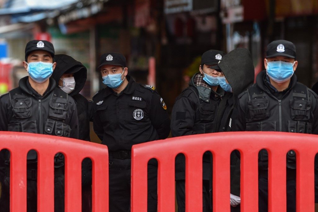 China shuts down 13 cities as virus toll climbs