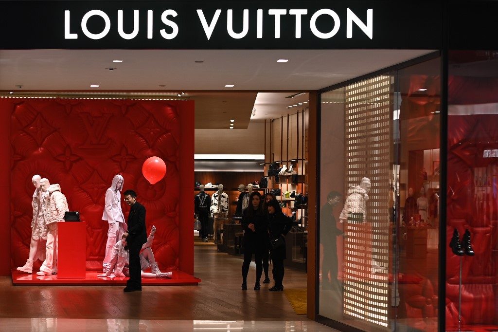 LOUIS VUITTON. Staff members are seen in a Louis Vuitton store in the Times Square shopping mall in the Causeway Bay district of Hong Kong on January 4, 2020. The luxury brand is closing the store which is located in an area often targeted by protesters, local media reported. Photo by Philip FONG/ AFP 