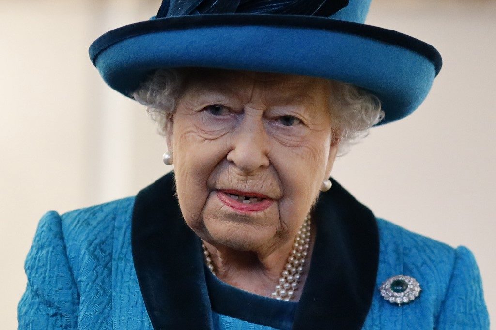 Queen retires to Windsor, reviews Japan state visit