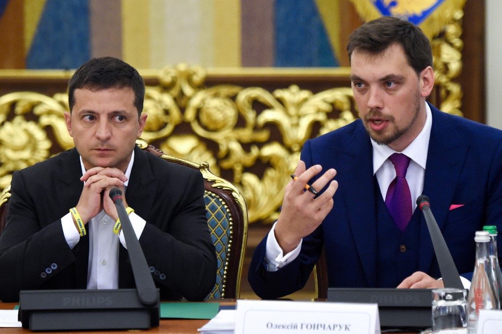 RESIGNED. Ukrainian President Volodymyr Zelensky (L) listens as then-Prime Minister Oleksiy Goncharuk speaks during a meeting with the new members of the government and new president of Parliament, in Kiev on September 2, 2019. Photo by Sergei Supinsky/AFP 
