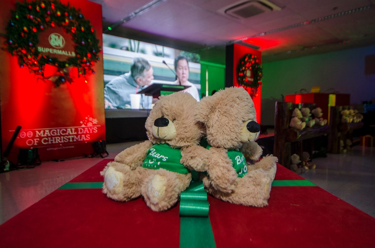 GIVING BACK. SM Cares Bears of Joy gives shoppers a way to share the Christmas festivities with communities. 