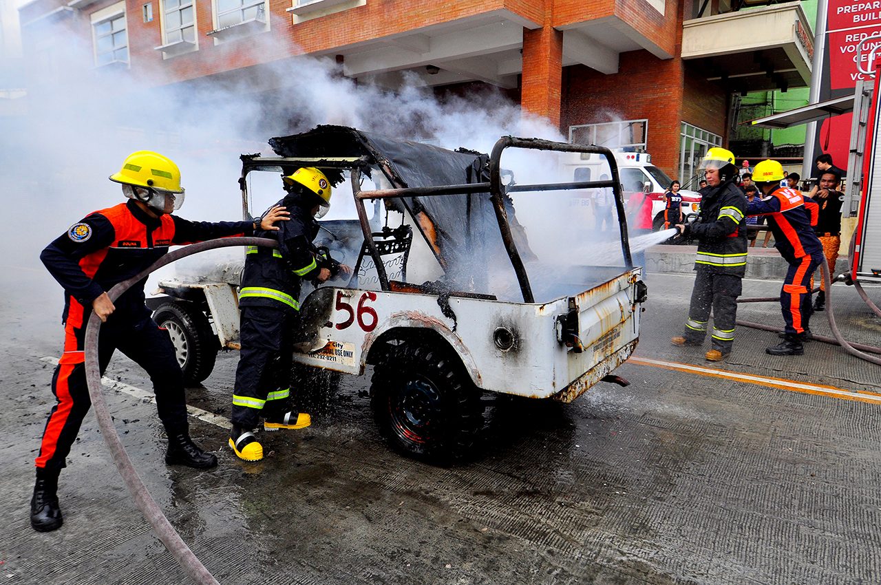QUICK RESPONSE. Firefighters extinguish vehicle fire. Photo by Angie De Silva/Rappler  