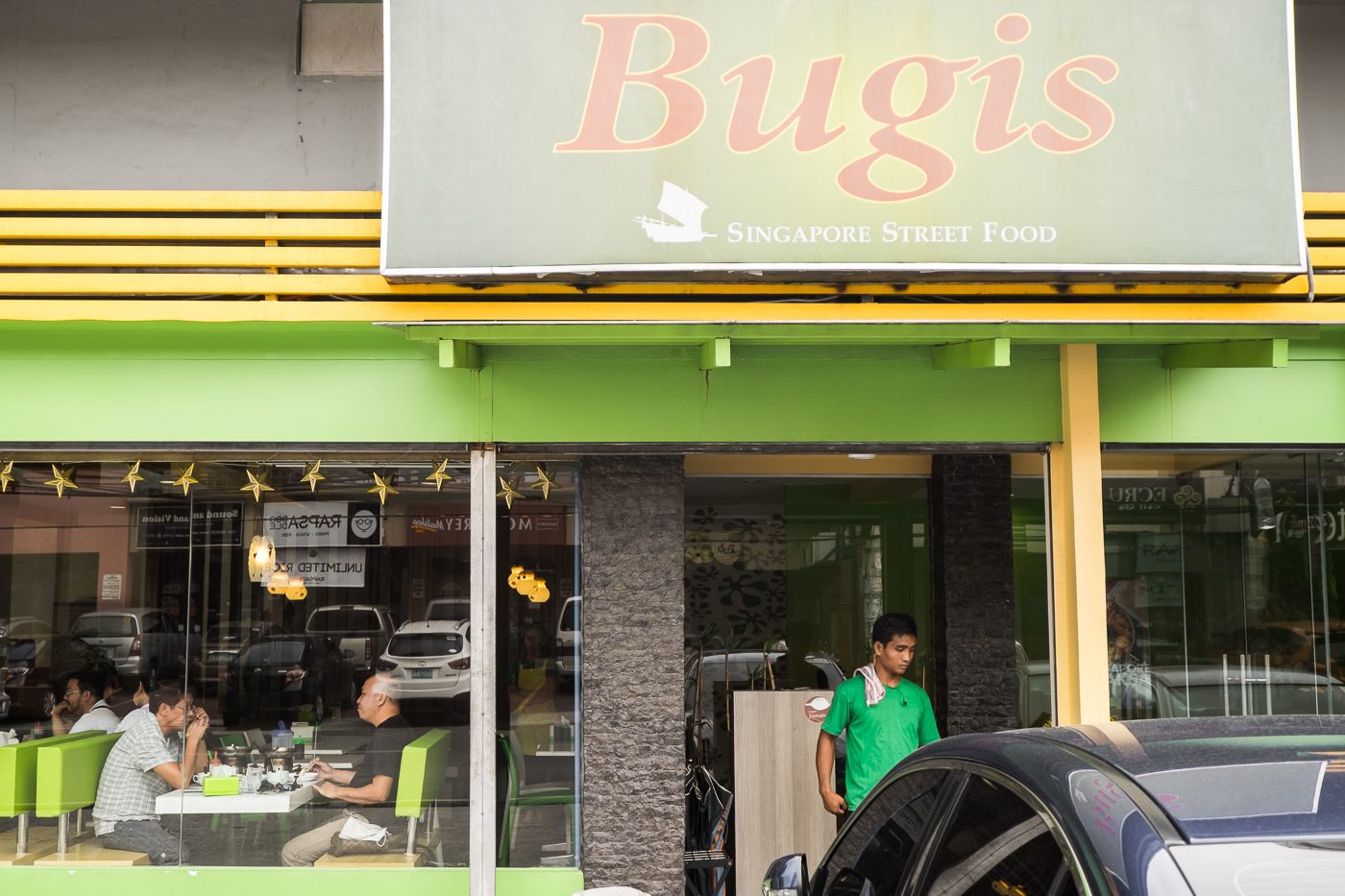 Families and groups of friends usually eat in Bugis. Bugis recently relocated to a space that is thrice as big as the original restaurant because of its increase in customers. 
