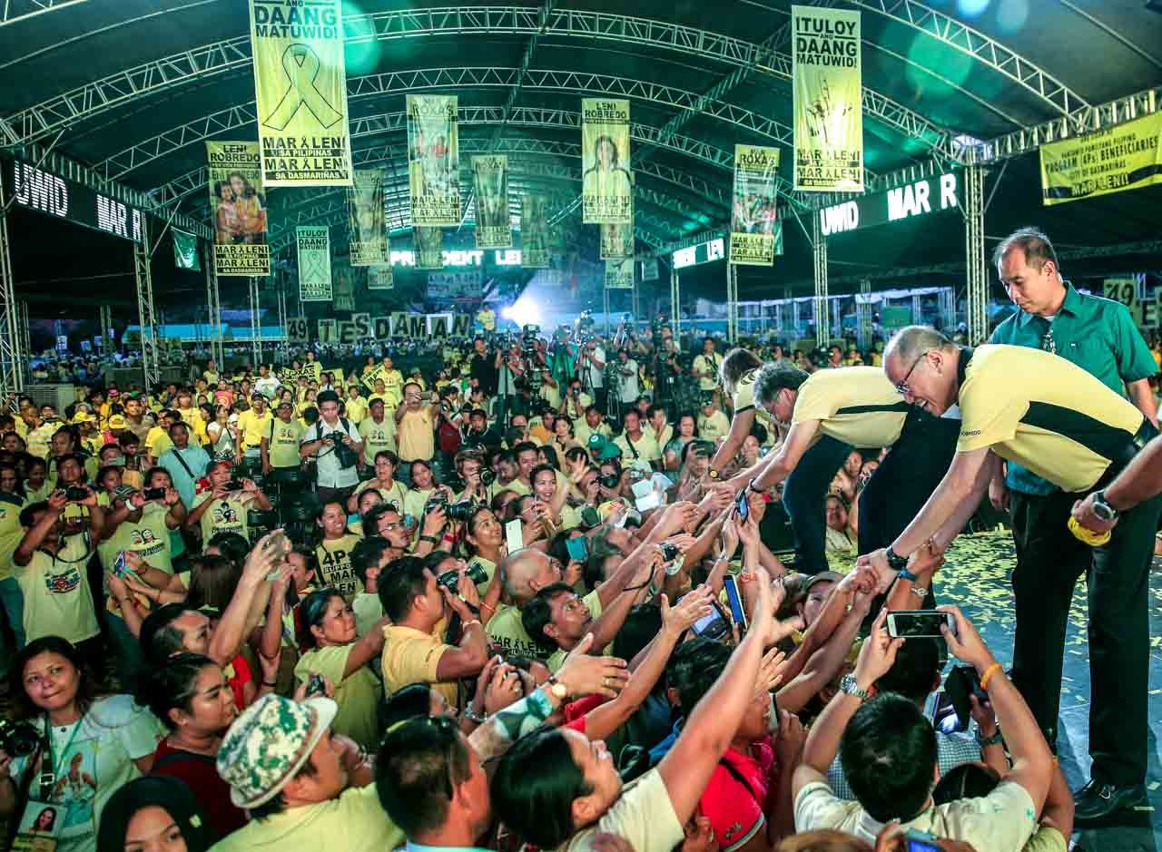 Aquino campaigns hard, hands out Roxas-Robredo ballers in Cavite