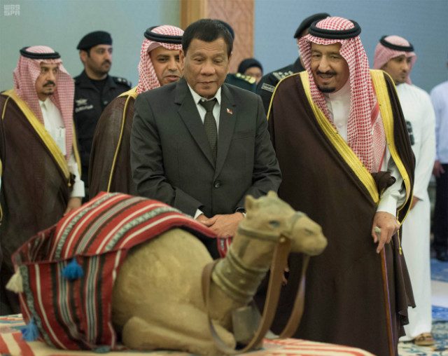 LIGHT MOMENT. Philippine President Rodrigo Duterte and Saudi Arabia's King Salman view what appears to be a replica of a camel during Duterte's state visit to Saudi Arabia. Photo courtesy of the Saudi Press Agency   