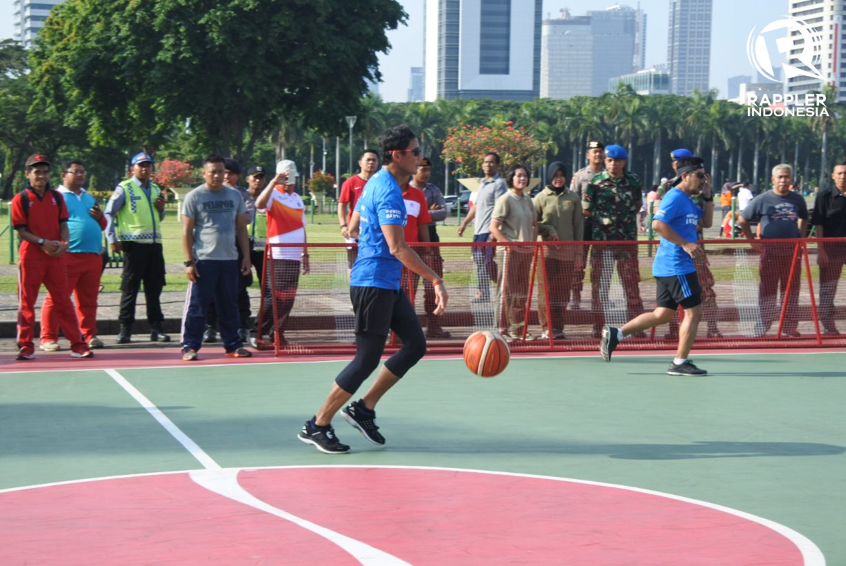 BASKET. Usai mengikuti senam, Wakil Gubernur DKI Sandiaga Uno bermain bola basket. Foto oleh Ananda Nabila/Rappler 
