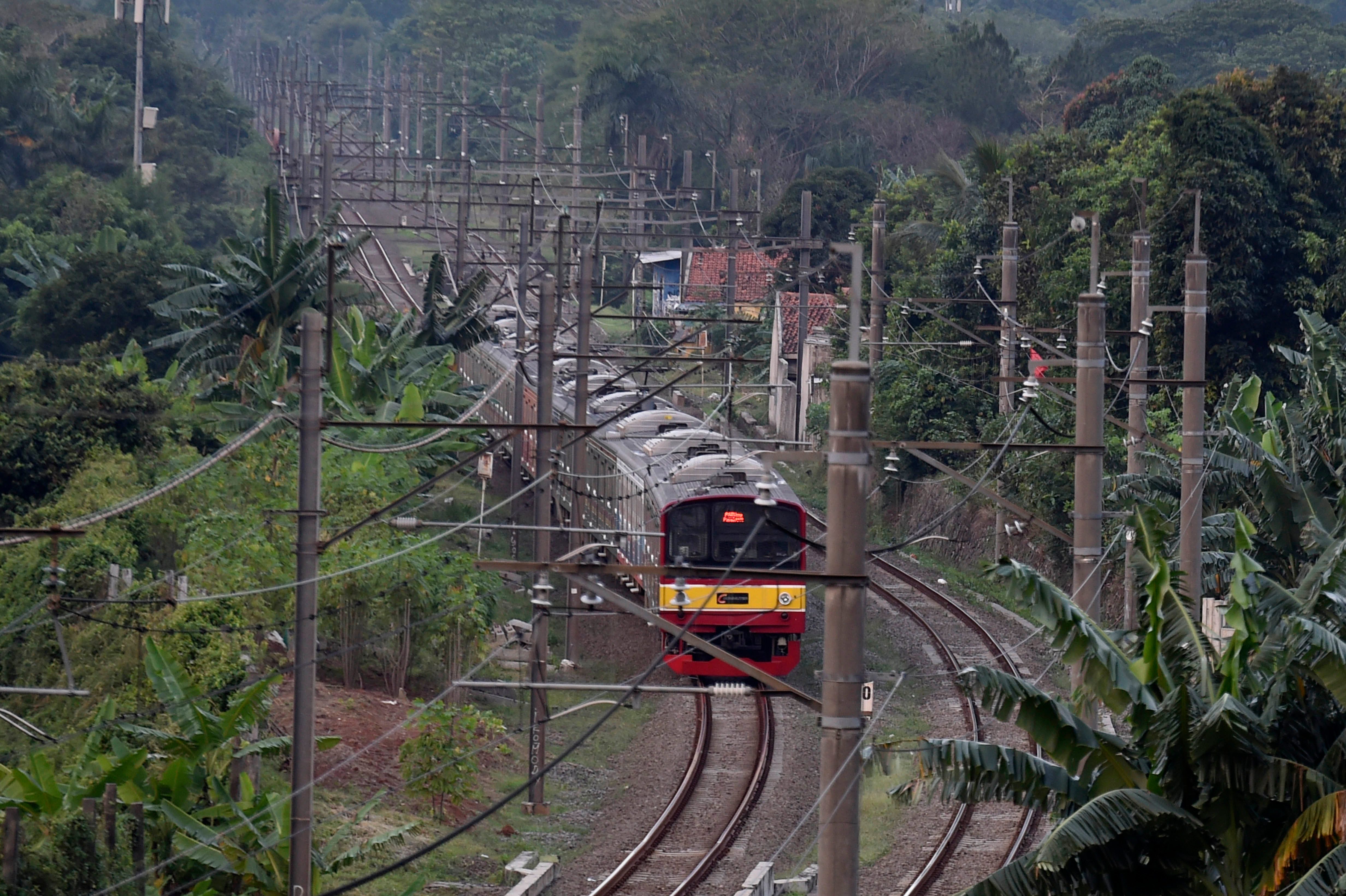 KRL. Kereta Rel Listrik (KRL) rute Tanah Abang-Parung Panjang melintasi kawasan Serpong, Tangerang Selatan, Banten, Jumat, 8 September. Foto oleh Puspa Perwitasari/ANTARA 