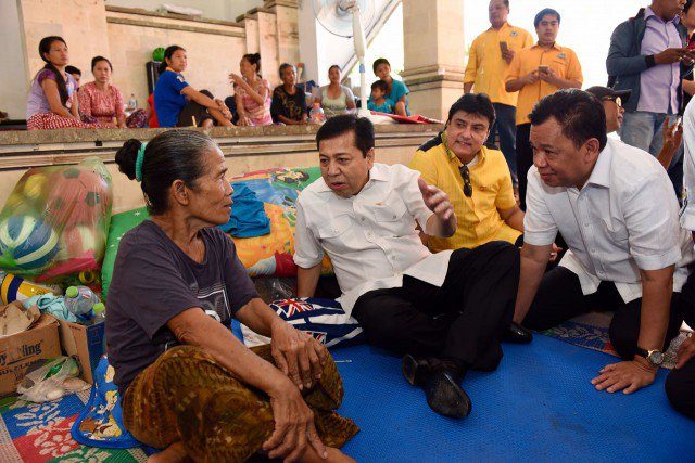 KUNJUNGI PENGUNGSI. Ketua Dewan Perwakilan Rakyat (DPR) Setya Novanto tengah berdialog dengan warga Bali yang mengungsi. Foto diambil dari akun Twitter @DPR_RI 