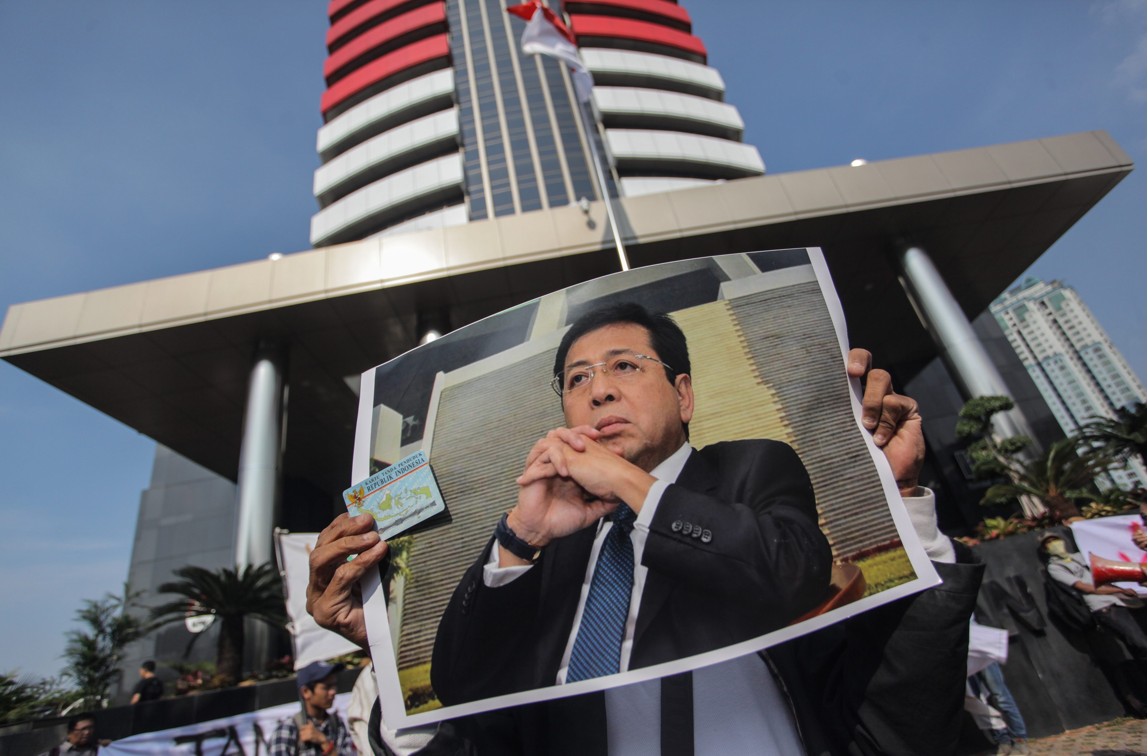 POSTER. Pengunjuk rasa membawa poster Ketua DPR Setya Novanto saat aksi di depan gedung KPK, Jakarta, Kamis, 7 September. Foto oleh Makna Zaezar/ANTARA 
