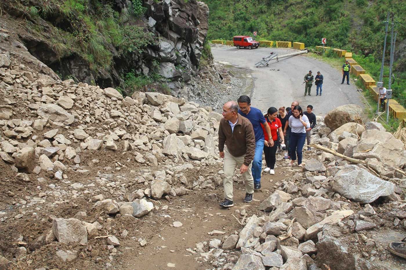 KENNON ROAD. Baguio Mayor Benjamin Magalong leads a surprise inspection of a portion of Kennon Road blocked by a landslide on August 16, 2019. Photo courtesy of Baguio City PIO   