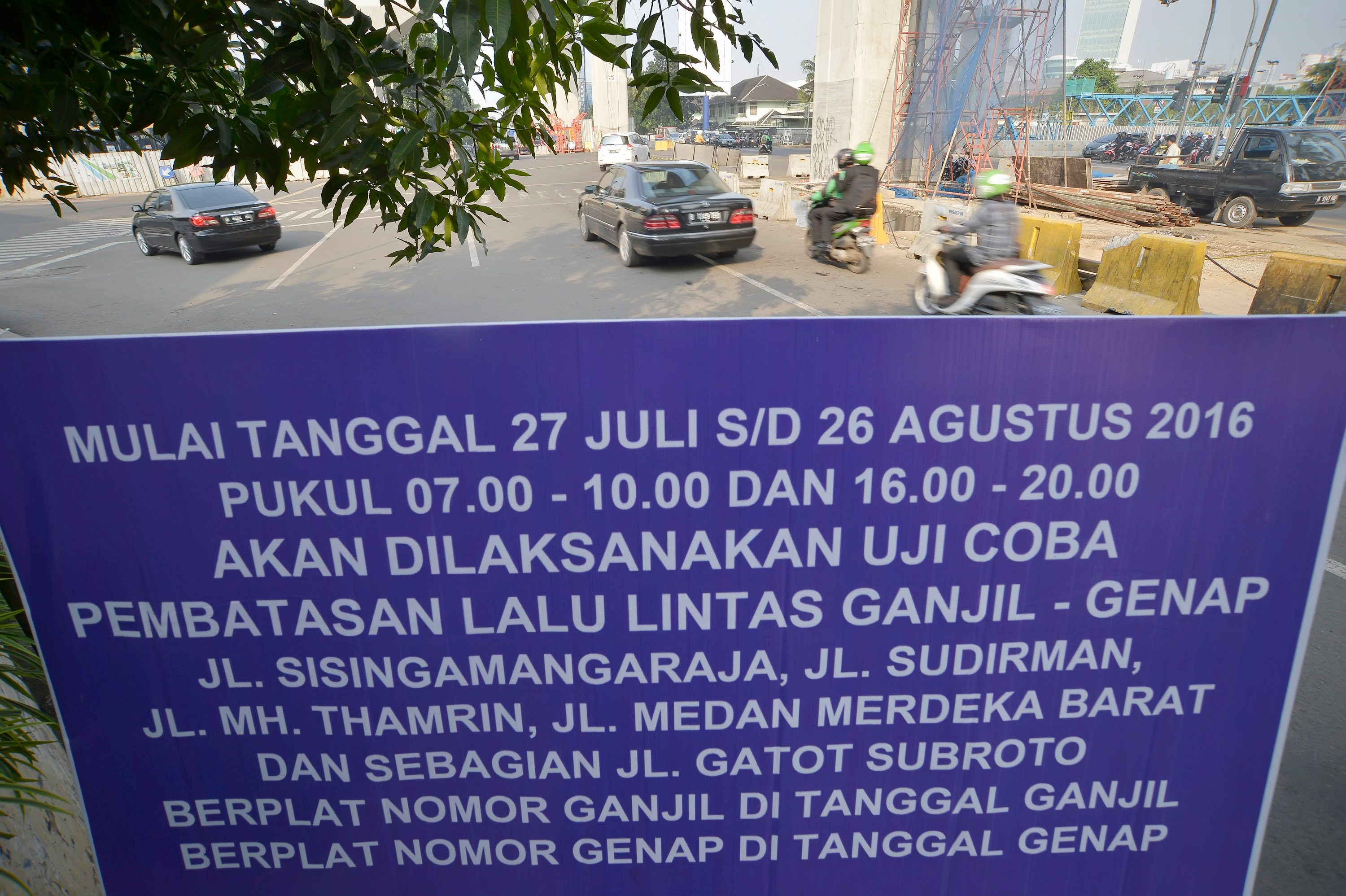 Papan informasi uji coba penerapan sistem lalu lintas plat Ganjil Genap terpampang di kawasan Blok M - Senayan, Jakarta. Foto oleh Yudhi Mahatma/Antara 