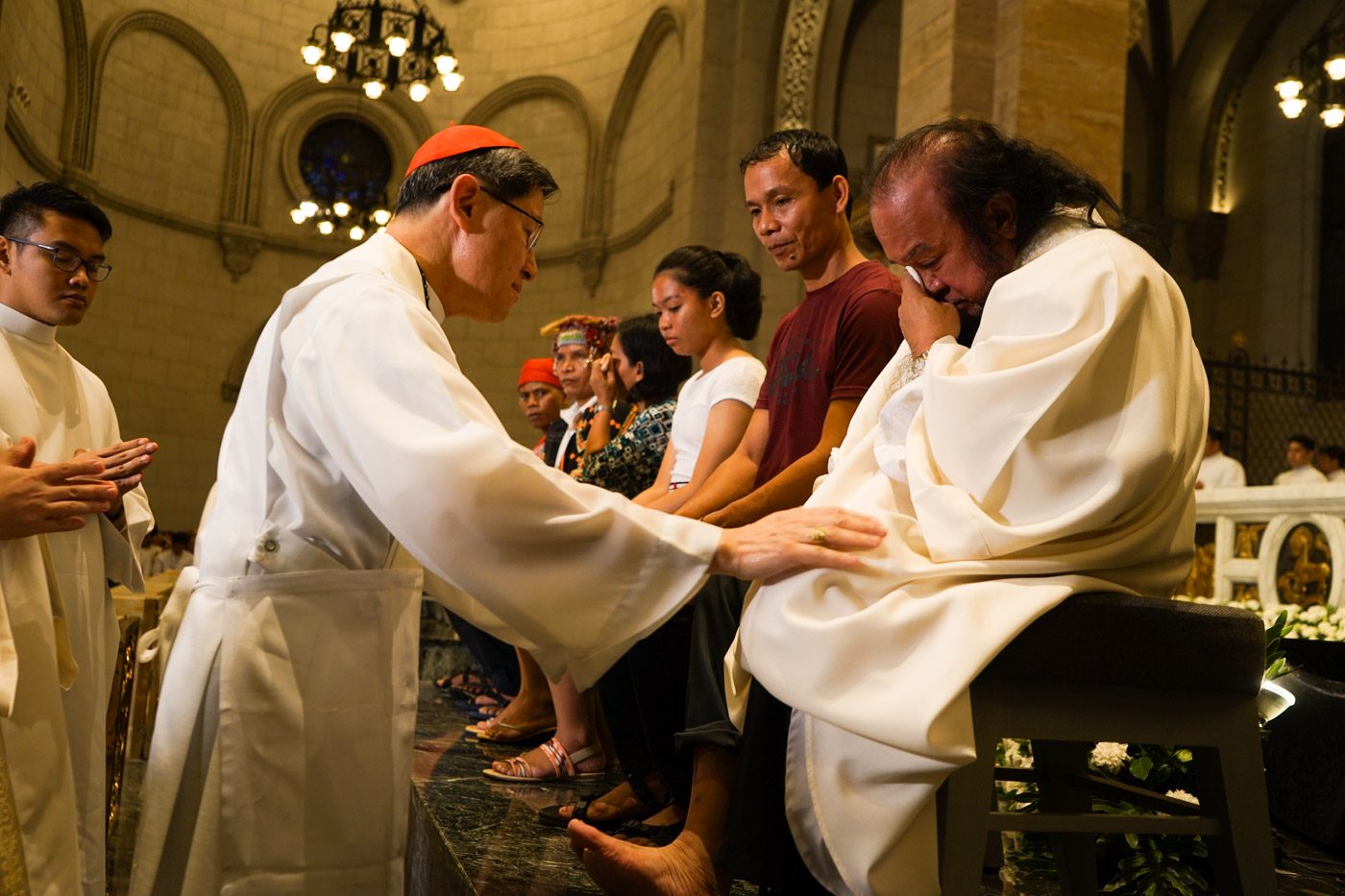 EMOTIONAL MOMENT. Rescued Marawi priest Father Chito Soganub cries as Manila Archbishop Luis Antonio Cardinal Tagle washes his feet on Maundy Thursday, March 29, 2018. Photo by Maria Tan/Rappler 