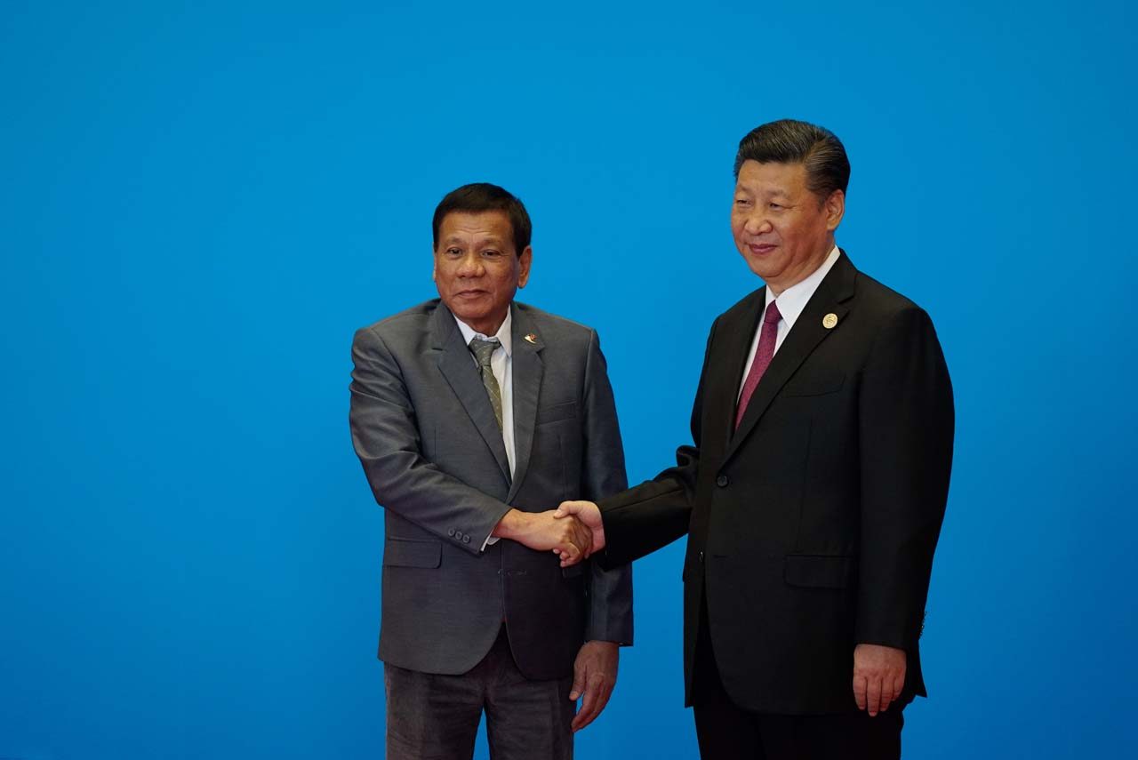 SUPPORTING CHINA'S INITIATIVE. Philippine President Rodrigo Duterte is welcomed by Chinese President Xi Jinping in time for the first session of the Leaders' Roundtable Summit. Malacañang photo 