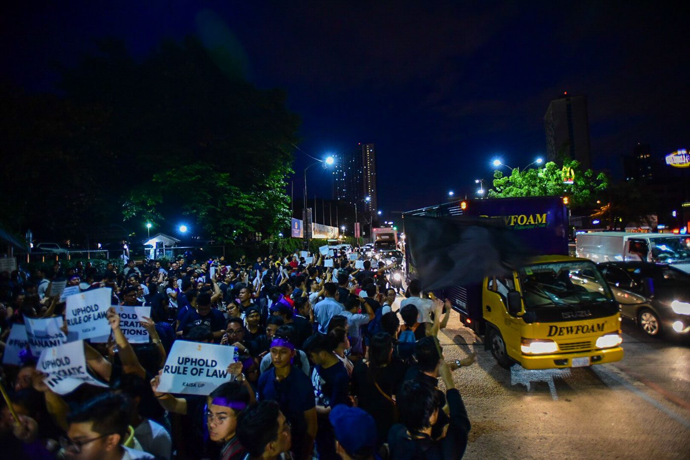 KATIPUNAN.  Mahasiswa dan dosen UP Diliman dan Ateneo mengadakan unjuk rasa kemarahan atas pemecatan Ketua Hakim Sereno.  Foto oleh Maria Tan/Rappler 