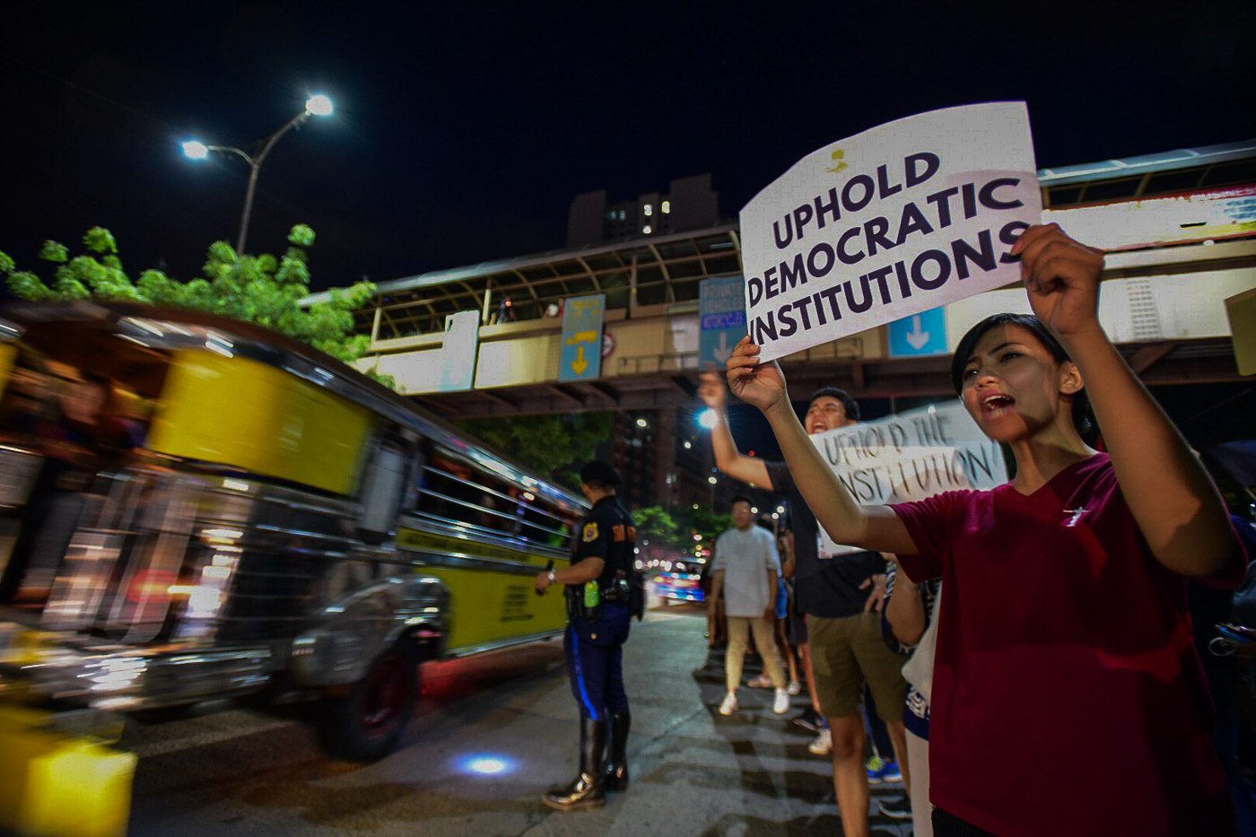 TANDUK DALAM SOLIDARITAS.  Kendaraan yang melintas di Jalan Katipunan membunyikan klakson sebagai bentuk solidaritas terhadap mahasiswa yang berunjuk rasa.  Foto oleh Maria Tan/Rappler  