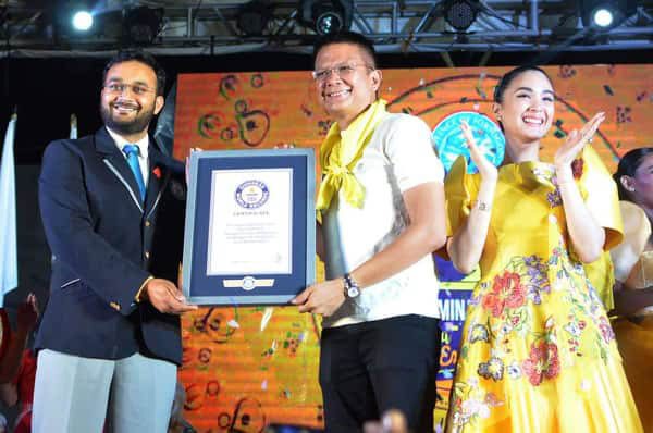 SORSOGON'S WORLD RECORD. Swapnil Dangarikar of India, official adjudicator from Guinness World Records, hands the award to Governor Francis Escudero. Photo from Sorsogon Provincial Tourism Office 