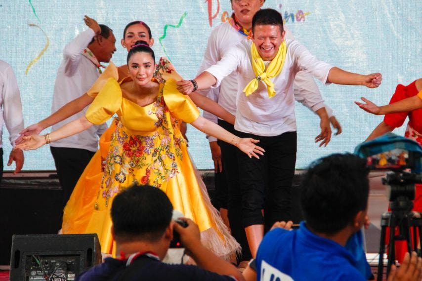 SORSOGON'S FIRST COUPLE. Governor Francis Escudero and wife actress Heart Evangelista take a bow after the performance. Photo from Department of Tourism 