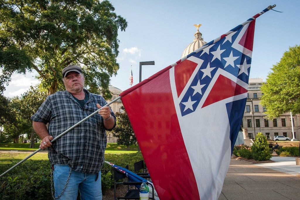 Mississippi votes to remove Confederate symbol from state flag