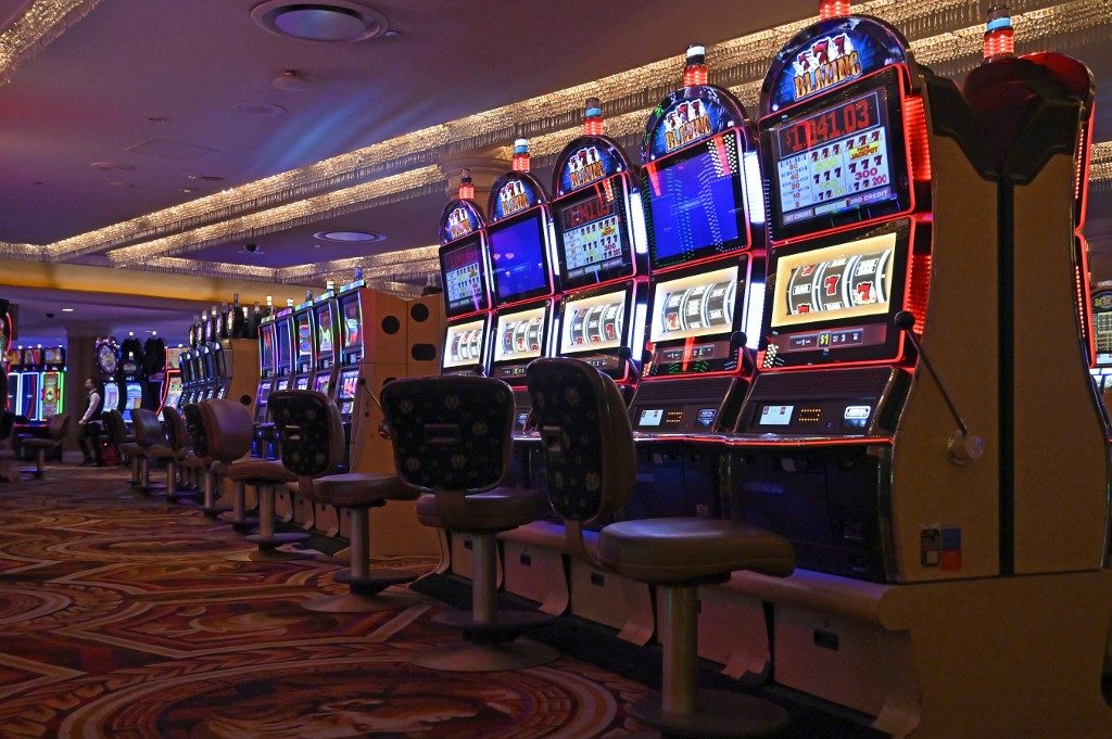 Las Vegas casinos reopen after months of virus lockdown