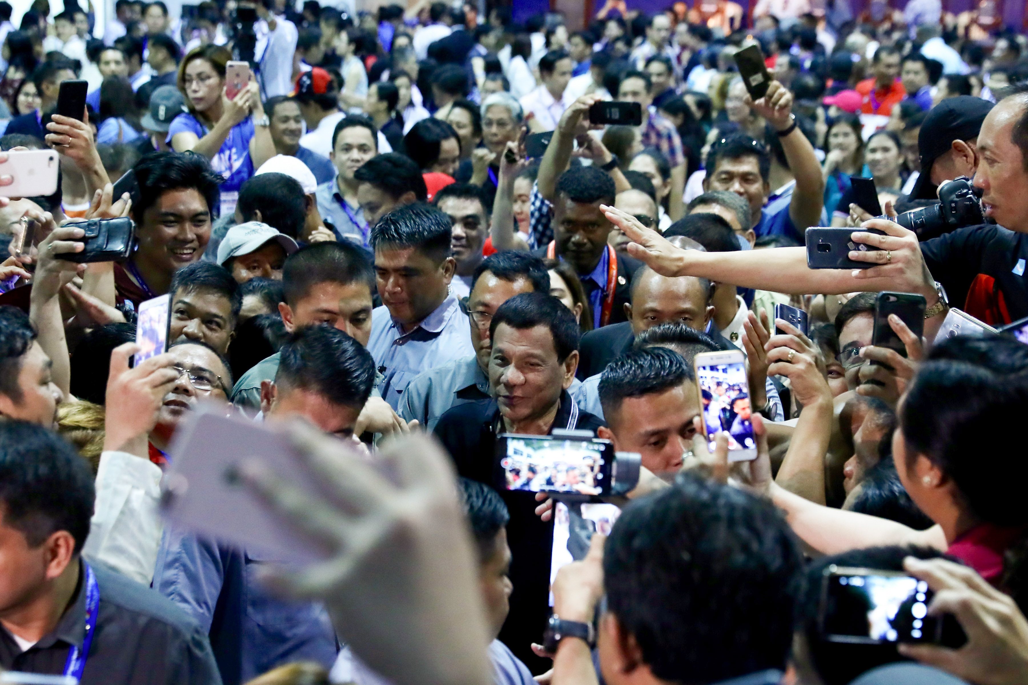 ROCKSTAR. Supporters approach President Rodrigo Duterte after his meeting with the Filipino community in Port Moresby, Papua New Guinea on November 16, 2018. Malacañang photo    