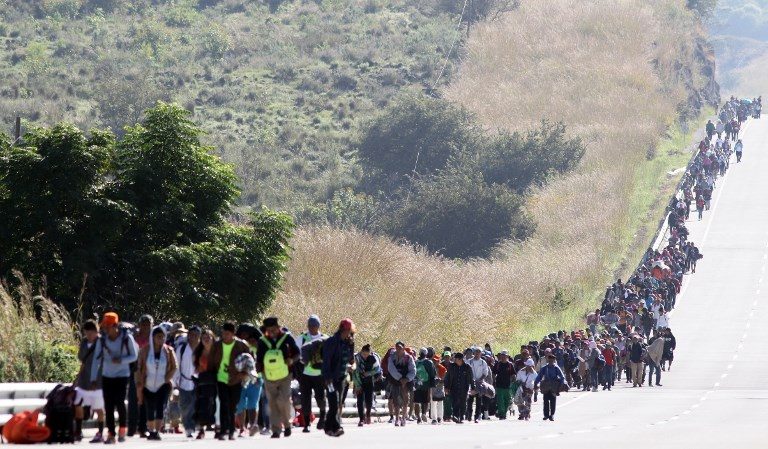 CARAVAN. Migrants from poor Central American countries–mostly Hondurans– moving towards the United States in hopes of a better life, walk along the road between Zapopan and Tequila in the Mexican state of Jalisco, on their trek north, on November 13, 2018. Photo by Ulises Ruiz/AFP  