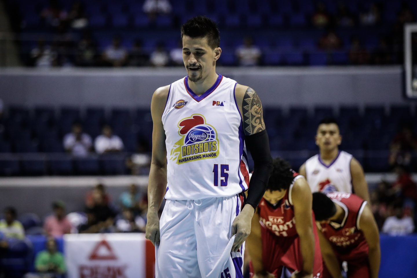 WATCH: Pingris gets busted lip but comes back immediately to help Magnolia demolish Kia