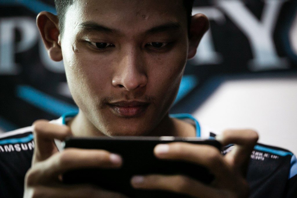 Armed with smartphones, Myanmar esports players battle power outages